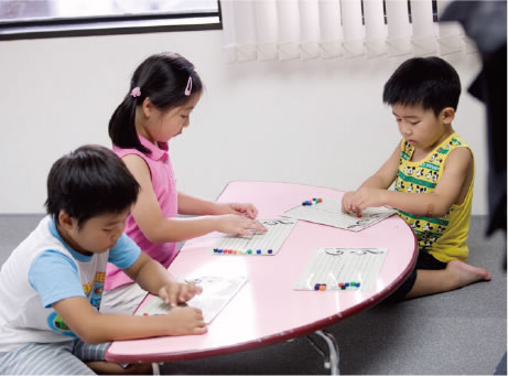 幼児が学ぶ音楽教室風景