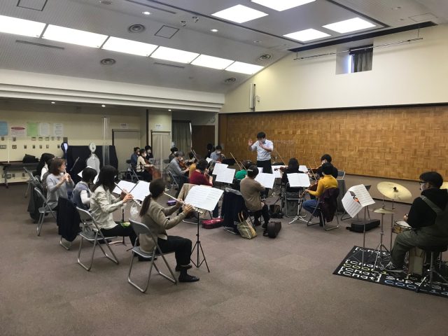蒲田音楽学園公式インスタグラムをご覧頂きありがとうございます！✨
本日は11月19日（土）大田文化の森ホールにて行われます、第63回蒲田音楽学園発表会の練習風景をお届けいたします。

*:;;;:*:;;;:*+☆+*:;;;:*:;;;:*+☆+*:;;;:*:;;;:*+☆+*:;;;:*:;;;:*+☆+

先日行われました70周年記念オーケストラの練習風景です。
本番に向けて皆さん真剣に取り組んでいらっしゃいます👑✨

バイオリン、チェロ、ビオラ、フルート、ドラム、それぞれが互いの音を感じ、素晴らしいハーモニーを奏でていました。

皆さん1度は耳にしたことのある曲だと思います。
是非聴きにいらして下さい。

*:;;;:*:;;;:*+☆+*:;;;:*:;;;:*+☆+*:;;;:*:;;;:*+☆+*:;;;:*:;;;:*+☆+

蒲田音楽学園には、大人から子供まで楽しく学べる豊富なコースがございます。
ご質問等ございましたら、是非お電話やメールにてお問い合わせ下さい🎵